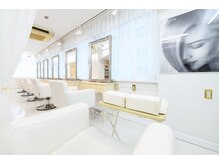 ヘアラウンジ レヴィー(Hair Lounge Le'vie)の雰囲気（☆白で統一された店内は、清潔感あふれます☆）