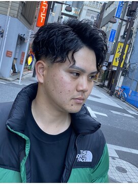 ドルクス 日本橋(Dorcus) カッコいい理容室 フェードにツイストスパイラルの組み合わせ!