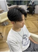 スーツ短髪ツーブロック束感黒髪シークレットパーマ流行