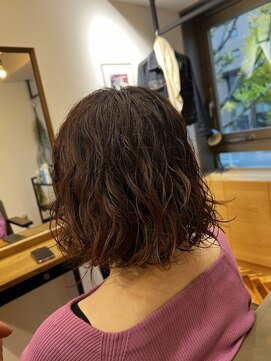 ステム(stem) ゆるく根本からうねるウェーブスタイル