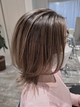 ストレータ バイ マリオ(Strata by mario) ＜宮本＞ナチュラルバレイヤージュ×くびれボブ