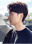 センターパートスパイラルパーマツーブロック刈り上げメンズヘア