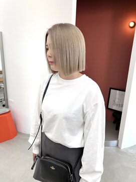 アム(am) ハイトーンミルクティーカラー　ぱっつんボブ