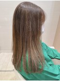 美髪フェミニンロング似合わせグレージュ短め前髪メッシュ30代