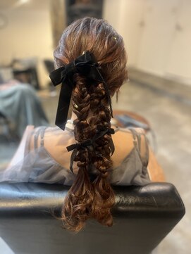 スリー(three) ヘアセット　ヘアアレンジ　ツインあみおろし