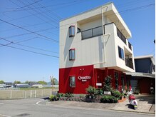 クアトロ ヘア(Quattro hair)の雰囲気（この３階建てが目印■０５８－３２３－３８３７）