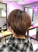 ベージュブラウン白髪ぼかしハイライト×耳かけショート【浦田】
