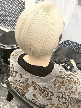 ココ 原宿(KOKO) ミルクティーブロンドダークブルーレイヤーニュアンスウルフ