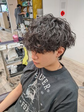 コワファーストナガサキシャンプーボーイ(COIFF1RST NAGASAKI SHAMPOO BOY) ラウンドウルフ×波巻きスパイラルパーマ