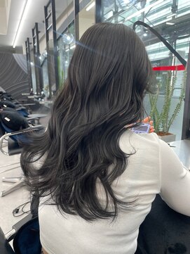 アルドーレフィエロ シンサイバシ(Ardore fiero shinsaibashi) 冬人気の透け感のあるアッシュブラック×レイヤー♪[白川幸太]