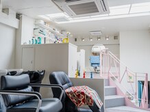 キオン(kyon)の雰囲気(天窓とオープンなカラーブース、ピンクの階段と小物が可愛い空間)