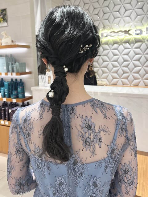 結婚式ヘアアレンジ　お呼ばれアレンジ　ダウンスタイル　黒髪