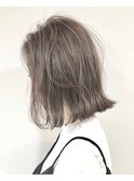 グレージュブリーチカラーミルクティーグレー外はねボブブリーチ