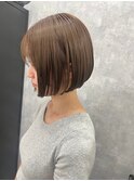 くすみベージュ×ミニボブ