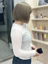 イロウ 天神大名店(IROW)&nbsp;ブロンドベージュ 切りっぱなし 艶髪 ブリーチ ハイトーン 20代