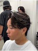 大人の抜け感を演出する、今トレンドのフェザーパーマ