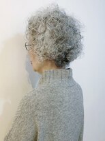 リコ(LIKO)&nbsp;大人おしゃれなグレイヘア☆強めパーマ/お手入れ簡単ヘア/時短