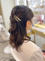 結婚式 二次会 お呼ばれ ハーフアップ×ゴールドピン