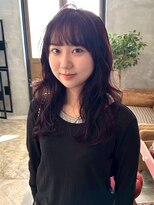 ハレ(hale) ダークブラウン コテ巻き 前髪カット 顔周りレイヤー 20代 美髪