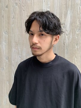 フィフスジングウマエ 原宿(fifth JINGUMAE) センターパートツーブロックマッシュ波巻きスパイラルパーマ