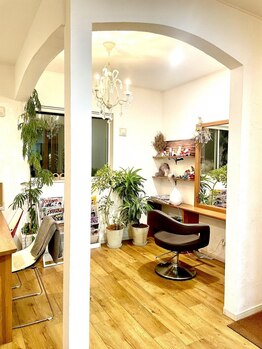 ヘアーアンドスパ ロココ(HAIR&SPA ROCOCO)の写真/カフェのような居心地の良い空間でサロンTimeを満喫♪悩みに合わせた髪質改善をご提案致します◎