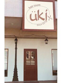 ヘアルーム ウキの写真/印象的な赤いドアが目印☆スタッフがお出迎えします！リラックス出来る心地よい時間を過ごせます♪ 