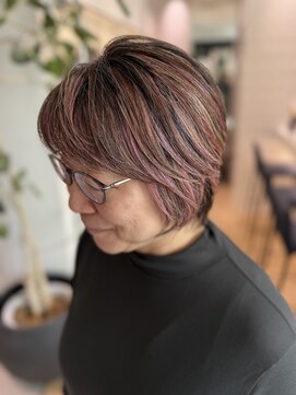 ステア ケース(stair case) ハイライトのみでデザインカラー 白髪活かし 脱白髪染め