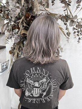 ベルム(Belme) ハイトーンシルキーベージュ外国人風くびれボブ