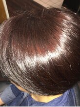 染めるほど栄養を髪の毛に補ってツヤが出やすい髪質に。ザクロ種子エキスで頭皮に女性ホルモンを補える。