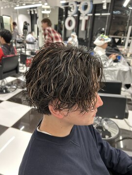 オーシャントーキョー(OCEAN TOKYO) 波巻きセンターパート(刈り上げツーブロック黒髪パーマ)