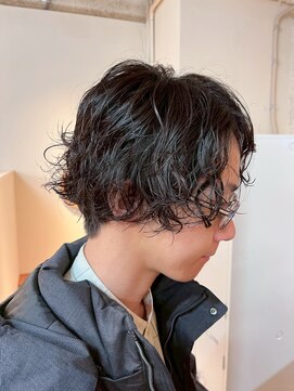 ニクラ ザ ブリンク(NICLA the blink) センターパートメンズパーマ