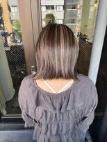 イズ(is)&nbsp;日常になじむベージュのコントラストハイライトボブ