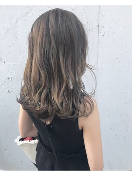 ヘアデザイン ソラ(Sola) 柔らかハイトーンベージュ×ツヤ感毛先ウェーブヘア