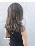 柔らかハイトーンベージュ×ツヤ感毛先ウェーブヘア