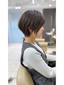 アンド ストーリーズ(&STORIES) 前髪あり耳掛け丸みくびれショートボブ20代30代40代50代（蘭）