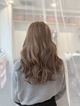 カラ ヘアーサロン(Kala Hair Salon) ミルクティベージュ/ベージュ/ブリーチ/20代