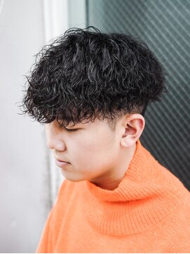 アルファ 新宿(alpha) フェザーパーマ/ブルーブラック/刈り上げセンターパート[新宿]