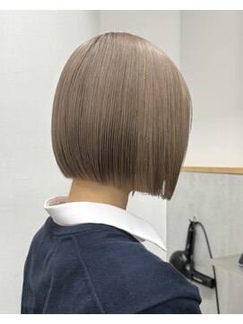 ラフ 新宿(Laff) 切りっぱなしボブミニボブぱつっとボブハイトーンカラー/新宿