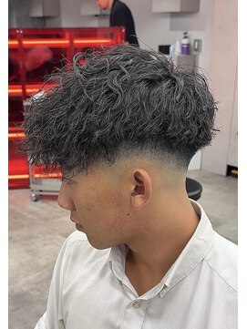 エイトメン 新宿店(EIGHT MEN) スキンフェード×ツイストスパイラルで作る王道スペインカール