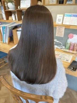 11.22 やわらかベージュで、上品ストレートヘア◎ 