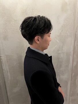 リリアーナ(LILIANA) リバースパーマ　センターパート　バーバースタイル　池袋