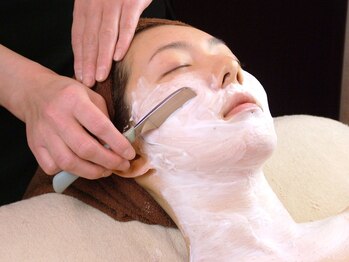 カットスタジオ モルトンの写真/髪と肌、両方の「似合う」を叶える。完全個室の本格シェービングで、透明感あふれる理想のスタイルへ♪