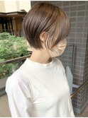 ハイライトカラーベージュ耳かけ丸みショートボブ20代30代40代
