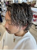 センターパートツイストスパイラルパーマ刈り上げメンズパーマ