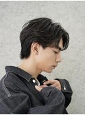 大人の抜け感を演出する、今トレンドのフェザーパーマ