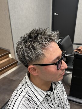 メンズサロンドットリアン(dot. lien) スキンフェードホワイトメッシュショートスタイル