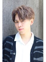 ネイビー(NAVY)&nbsp;センターパート　刈り上げ　前下がり　ハイライト