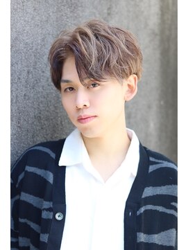 ネイビー(NAVY) センターパート　刈り上げ　前下がり　ハイライト