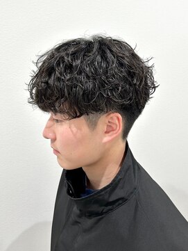 ヒュイル バイ ニアウ(Hwyl by Niau) メンズマッシュセンターパートスパイラルパーマニュアンスパーマ