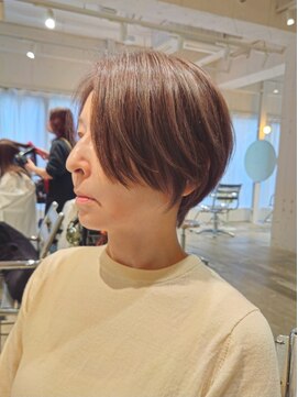 ストレータ バイ マリオ(Strata by mario) 白髪活かしカラー&ハイライト×ミセスハンサムショート